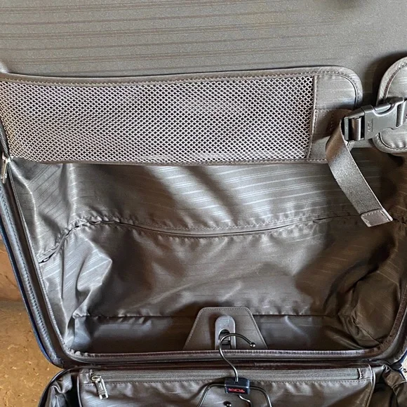 TUMI Carry On Navy Travel Luggage telescopic handle - Picture 13 of 16